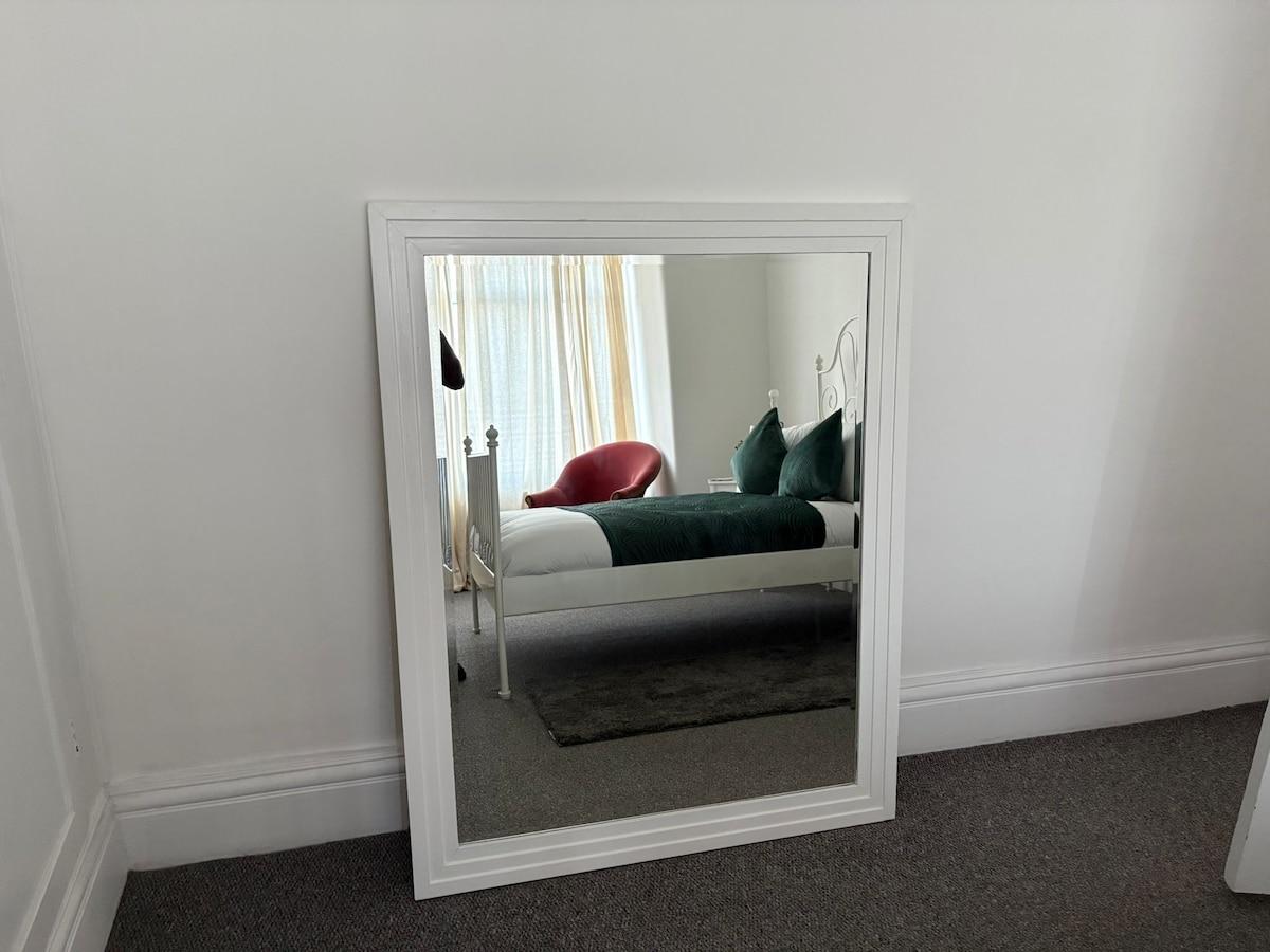 Modern 2-Bed Home Sleeps 3 Near Palmers Green Stn6